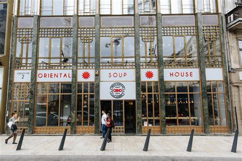 Oriental Soup House (OSHO) belső tere nagy ablakokkal