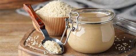 tahini paszta üvegben és tálban