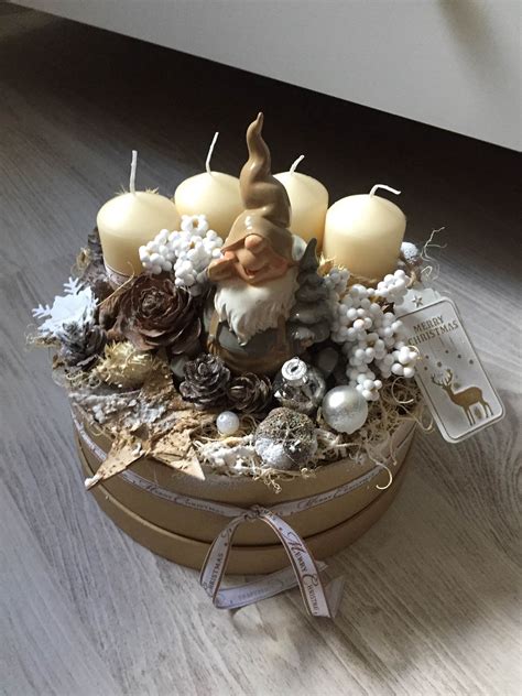 Tálcás adventi asztali dísz tobozokkal és gömbökkel