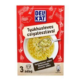 különböző típusú és márkájú instant levesek a boltok polcain