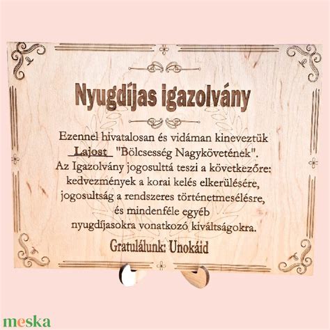 egy elegáns nyugdíjas búcsúztató asztaldekorációja