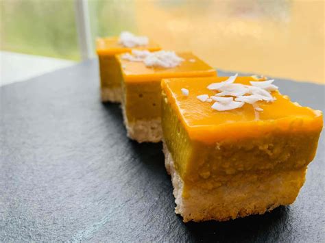 Közeli fotó a mandulás kifliről és a mangós mousse kockáról az Emil Cukrászda kínálatából
