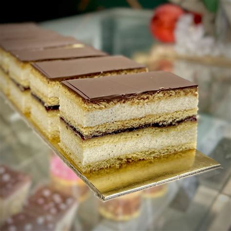 Válogatás az azonnal elvihető tortákból és elegáns díszdobozos süteményekből