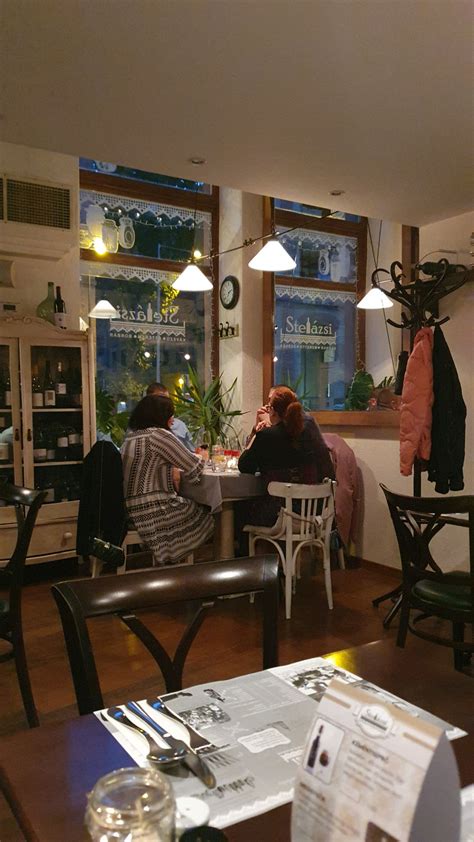 frissen sütött, diós-mandulás torta szeletelve, meghitt környezetben
