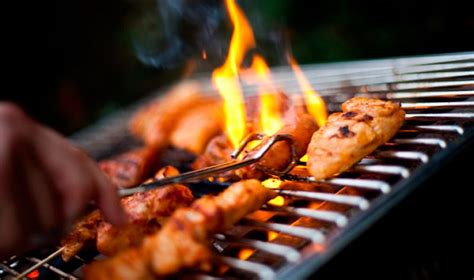 A különbség a grillezés és a barbecue között