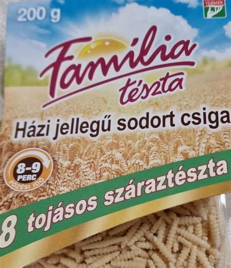 magyar házi száraztészta választék egy faasztalon