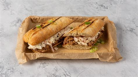 pulled pork szendvics sok szósszal és coleslaw salátával