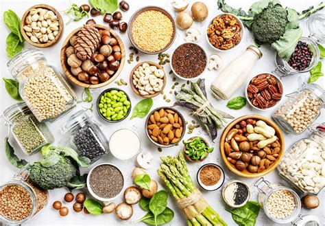 Különböző vegán alapanyagokat és ételeket ábrázoló stockfotó