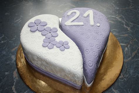Szív alakú torta összeállítása négyzet és kör alakú piskótából