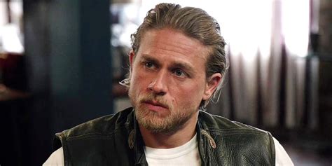 Jax Teller gondolkodva néz