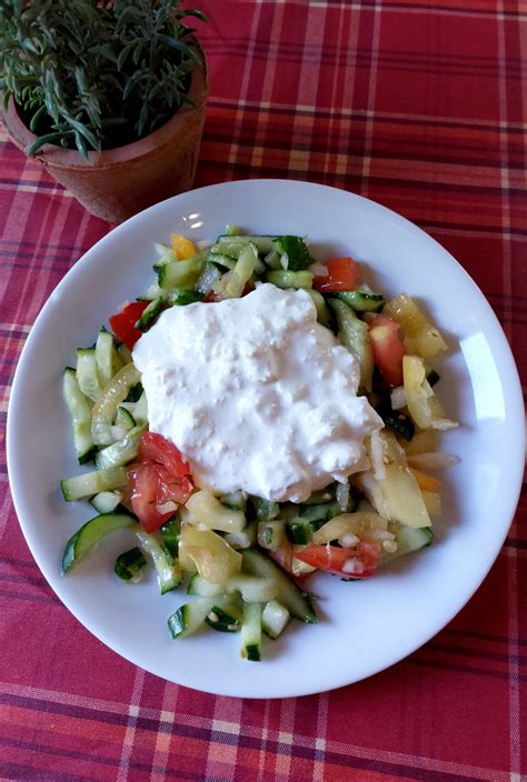 Sopszka saláta friss zöldségekkel és juhsajttal