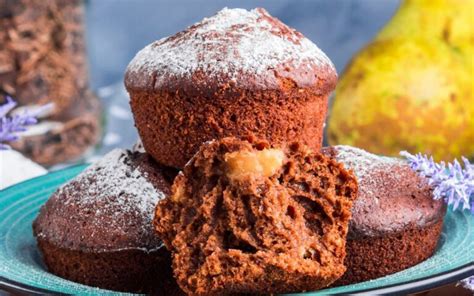 Csokis muffinok egy tálcán, háttérben kávé