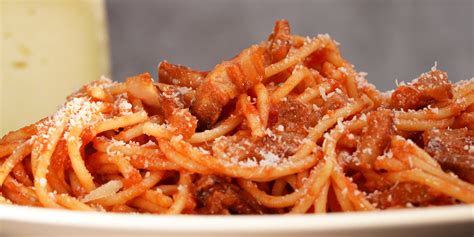 Amatriciana szósz egy tálban friss fűszerekkel