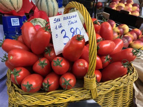 San Marzano paradicsomok egy kosárban