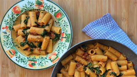 Frissen elkészült Amatriciana tészta egy tányéron