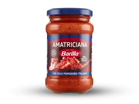 Különböző márkájú amatriciana szósz konzervek a polcon