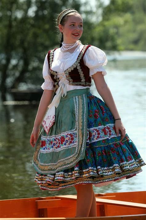 Magyar népviselet különböző régiókból