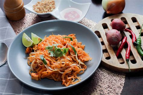 Pad Thai étel tálalva