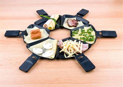 Többféle raclette sajt és kiegészítők