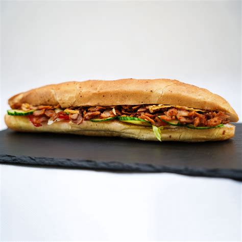 Gyros szendvics félbehajtva, töltve