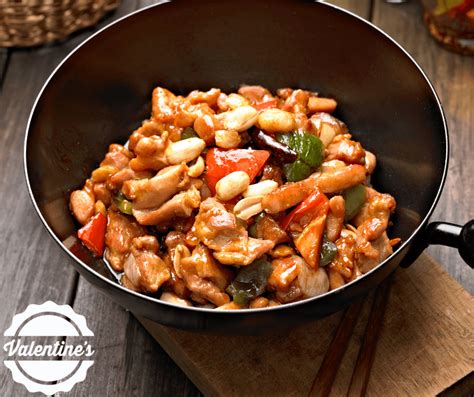 Wokban készülő Kung Pao csirke