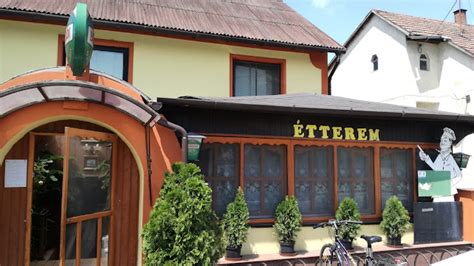 A Lébényi Lisztes Söröző Étterem külső képe egy napsütéses napon, kiülős terasszal