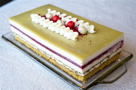 Őrség zöld aranya torta szeletben, málna és tökmag díszítéssel
