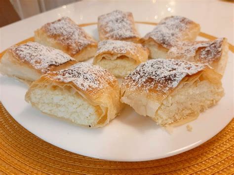 Túrós rétes frissen sütve, porcukorral meghintve