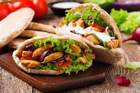 Házi gyros pitában, gazdagon megtöltve