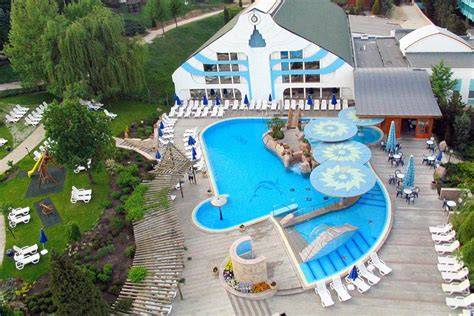 A NaturMed Hotel Carbona kültéri és beltéri medencéi