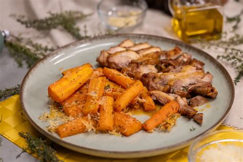 Sült kelkáposzta tányéron, frissen reszelt parmezánnal