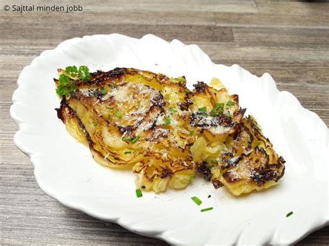 Parmezános sült kelkáposzta egy tálban, tejszínes szósszal