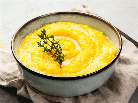 Kelkáposztafőzelék tálban, friss fűszerekkel