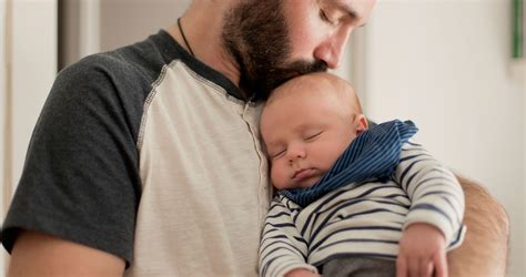 Kisbaba játszik egy összekötött szoptatós párnában