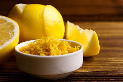 különböző citrusfélék, például citrom, narancs, lime, kumquat és yuzu