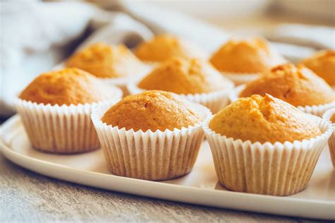 A muffin tészta előkészítése és adagolása a formákba