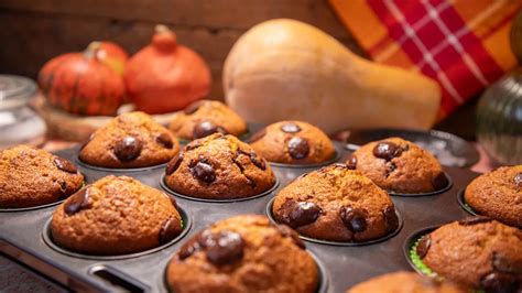 Egy csésze kávé melletti sütőtökös muffin, őszi hangulatban