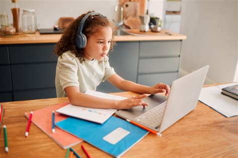 Diáklány a laptop előtt online tanul
