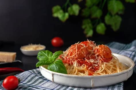 Kép egy tál spagetti all'amatriciana-ról, gazdag paradicsomszósszal és guancialéval