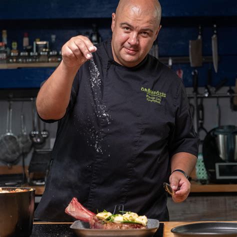frissen őrölt bors és fűszerpaprika egy tálkában