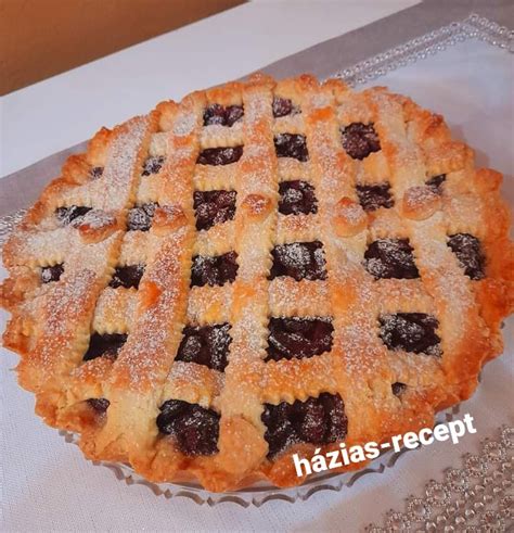 Rácsozott cseresznyés pite teteje