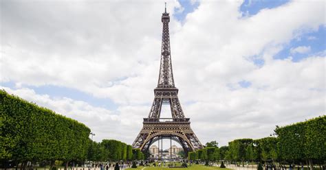 Az Eiffel-torony festési munkálatai