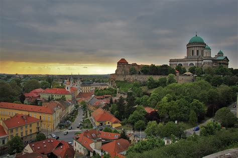 Esztergom városképe, háttérben a Bazilikával