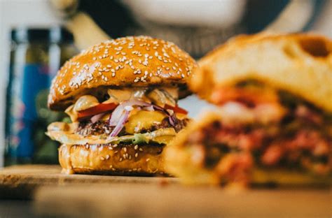 A hamburger hozzávalói és elkészítési fázisai