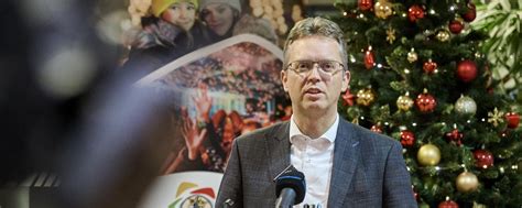 Gyermekek kürtőskalácsot sütnek Erzsébet-táborban