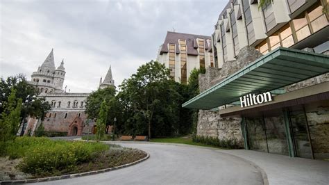 Hilton Budapest külső látképe a Budai Várból