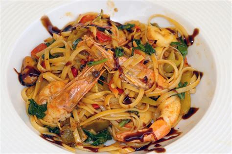 Tenger gyümölcsei spagetti tányéron