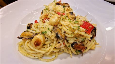 Asztalra tálalt tenger gyümölcsei spagetti borral