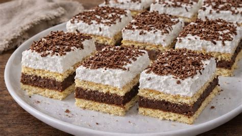Frissen szeletelt Kati szelet egy ünnepi tányéron