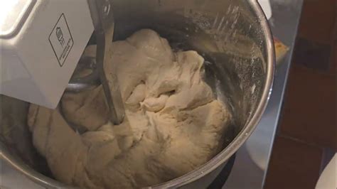 gluténmentes fánktészta dagasztás közben